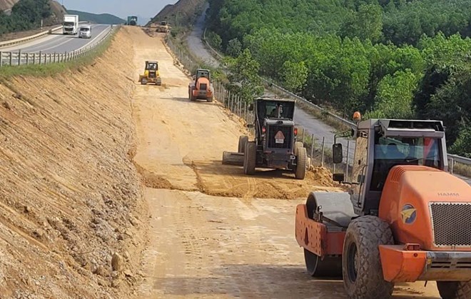 Máy móc thiết bị trên công trường cao tốc