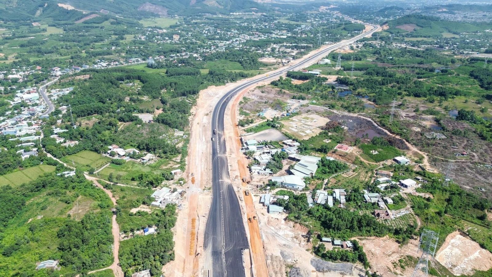 Đẩy nhanh tiến độ thi công và giải ngân tại 3 dự án cao tốc trọng điểm miền Trung